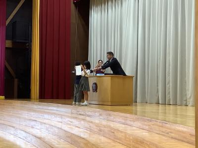 賞状を受け取る2年生