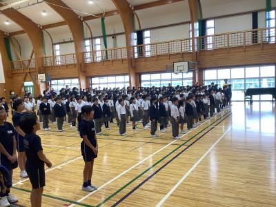 全校で心を合わせて歌う