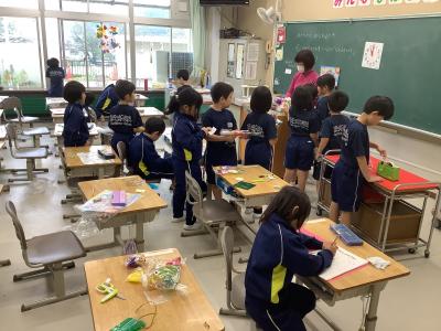 図工の作品を提出する１年生