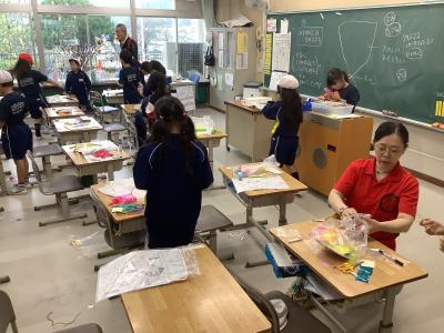 図工の作品を提出する１年生