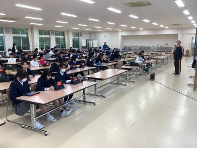 ６年生に支持を出す担任