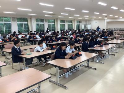 ほかの班の発表を聞く６年生