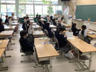 手を挙げて意見を言おうとする２年生