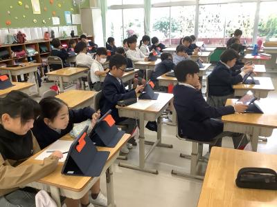 調べ学習をする４年生