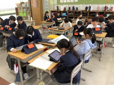 福島県の産業についてタブレットで検索する４年生