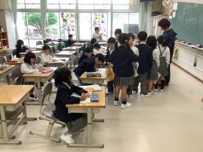 ノートを先生に見せるために並ぶ１年生