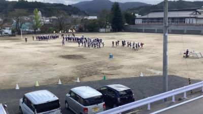 演奏しながらフィールド内に入場する鼓笛隊