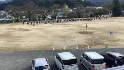 演奏しながら走行レーンを歩く鼓笛隊
