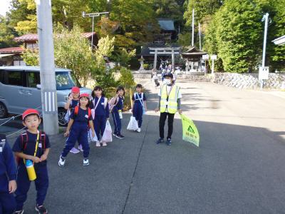 見守り隊と下校する低学年
