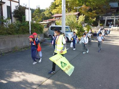 低学年と下校する見守り隊
