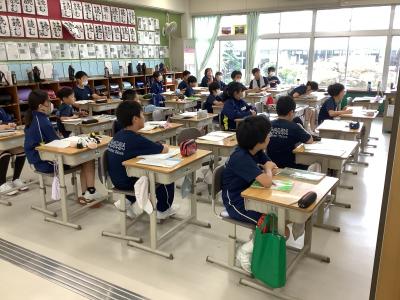 ５年発表を聞く様子