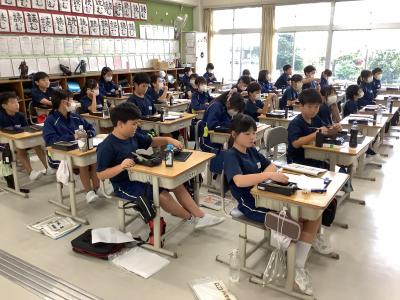 ５年習字を練習している様子