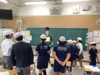 教師の出すクイズに答える児童