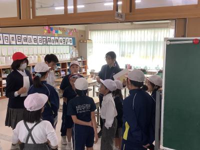 教師の出すクイズに答える児童２