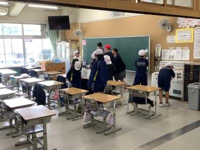 教師の出すクイズに答える児童３
