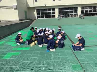 先生の話を聞く3年生