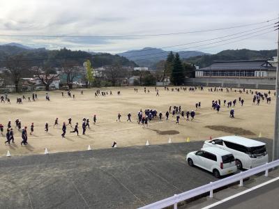 校庭を走る児童
