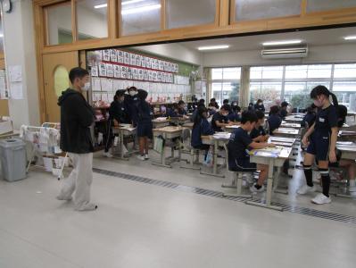 教室の外から授業の様子を見る保護者