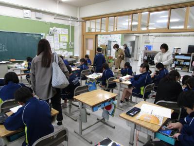 教室の中に入って子供の様子を見る保護者