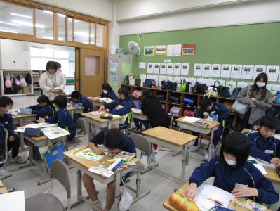 教室の後ろから子供の様子を見る保護者