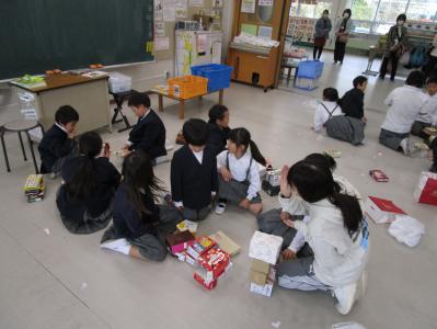 工作する子供の様子を見守る保護者