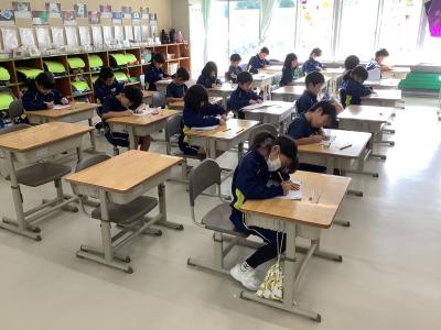 漢字テストを解く１年生