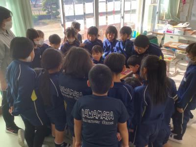 意見を発表する子どもに集まる２年生