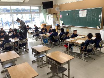 各班で意見を交換する２年生
