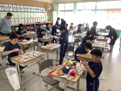 図工に取り組む３年生