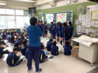 総合の調べ学習のまとめを発表する４年生