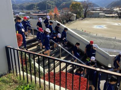 下校庭への階段を降りる児童