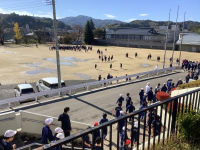 下校庭に避難する児童