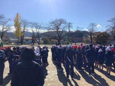 全校児童に話をする校長