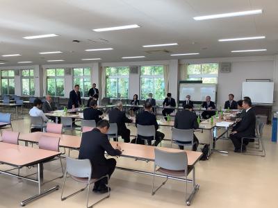 運営協議員の前で話をする教育委員長