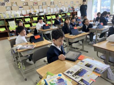 iPadで写真を撮る１年生