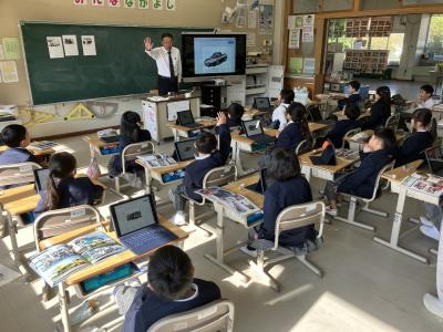 校長の質問に答える１年生