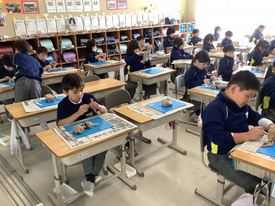 粘土で動物をつくる２年生