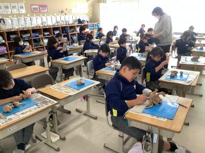 粘土をこねる２年生