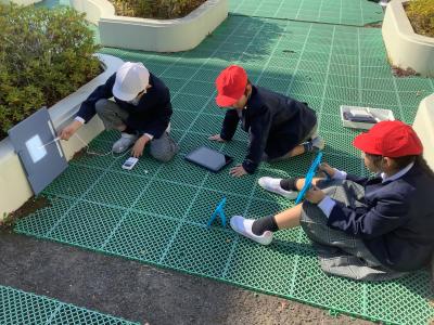 反射した光の温度を測る３年生