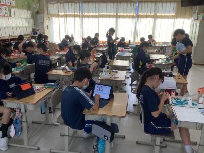 図工の作品シートを記入する５年生
