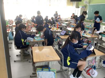 図工の作品を作成する５年生