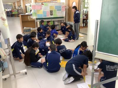 発表の準備をする４年生