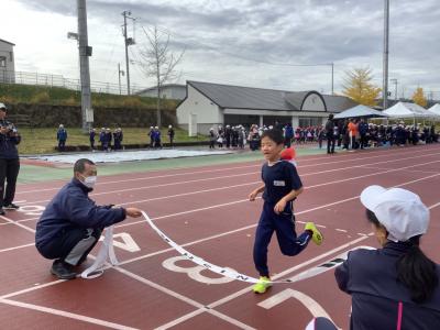 １位でゴールする児童