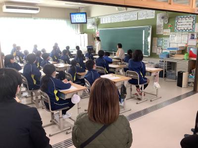 プレゼンテーションの内容をよくみる6年生