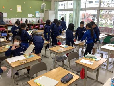 友達が作ったパンフレットの感想を言い合う4年生