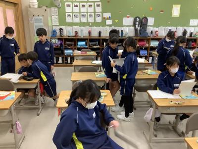 完成したパンフレットの感想を言い合う4年生