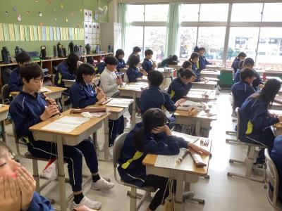リコーダーのテストを受ける6年生
