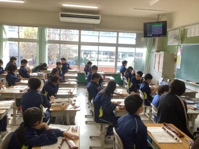 音源が流れるのに合わせて演奏する6年生