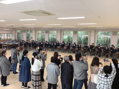 歌の発表をする2年生