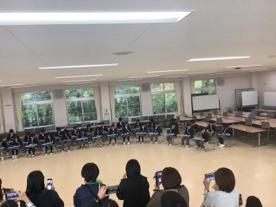 ピアニカを発表する2年生